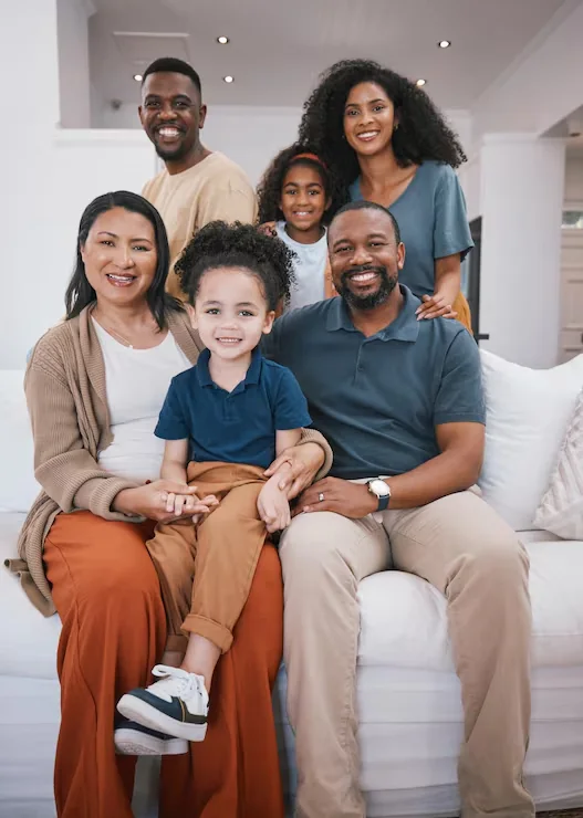 Familia reunida en un entorno cercano